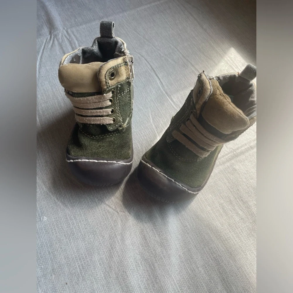 Baby Gap infant size 4 green/tan boots